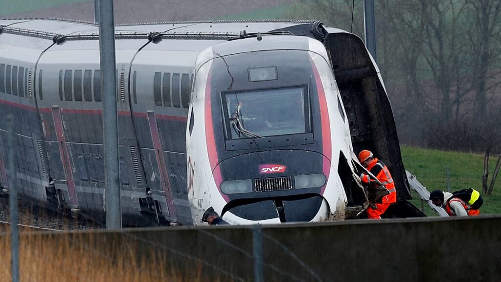 A francia TGV vonat egy kamionnal ütközött, egy ember meghalt, 27-en megsérültek
