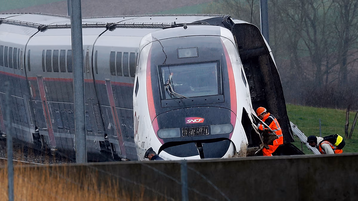 A francia TGV vonat egy kamionnal ütközött, egy ember meghalt, 27-en megsérültek