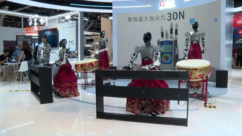 Humanoid robotok boxolnak és lépnek fel a hongkongi AI és robotika vásáron