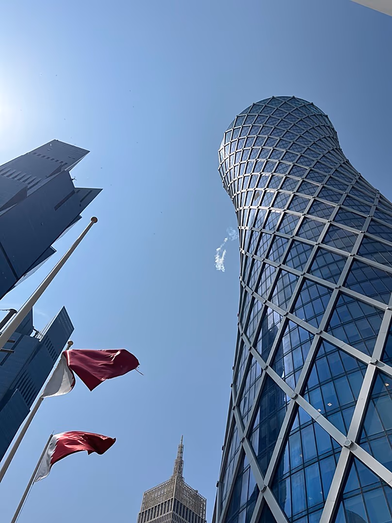 Doha feletti elfogásból származó füstfelhők, 2026. március 11