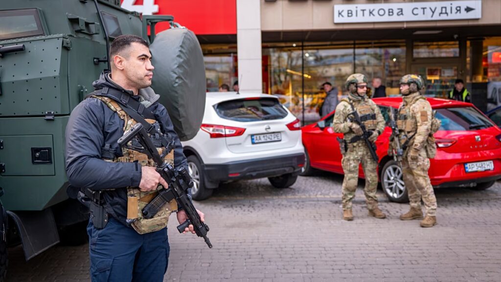 Két rendőrt felfüggesztettek, miután elmenekültek a kijevi lövöldözés helyszínéről