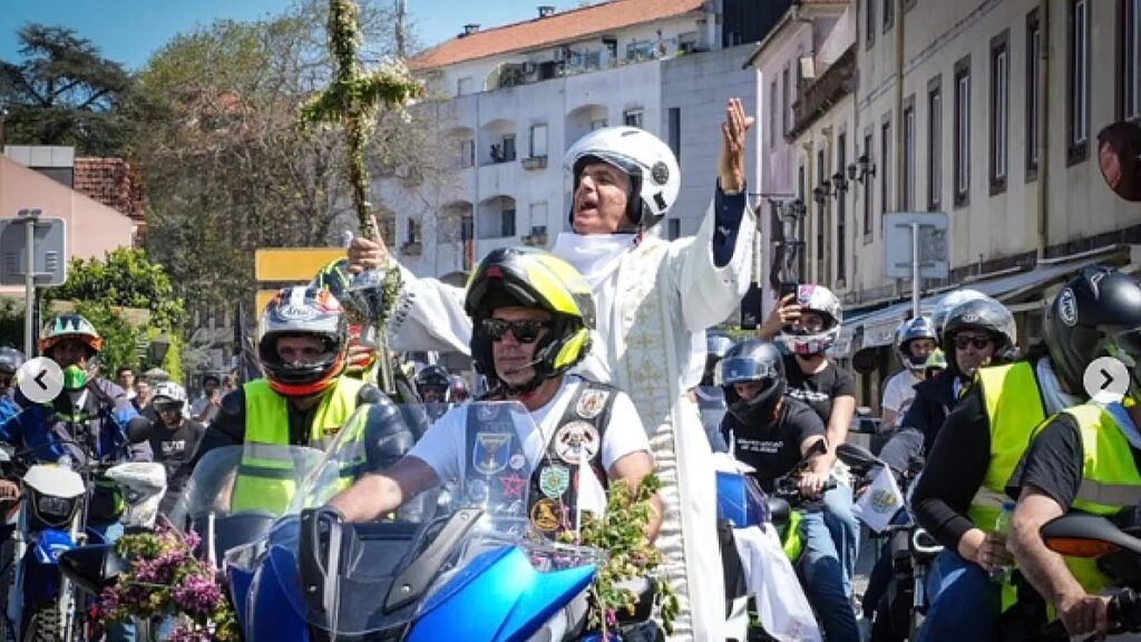 Motorosok százai csatlakoznak a portugál paphoz a kerekeken ülő húsvéti ünnepségen