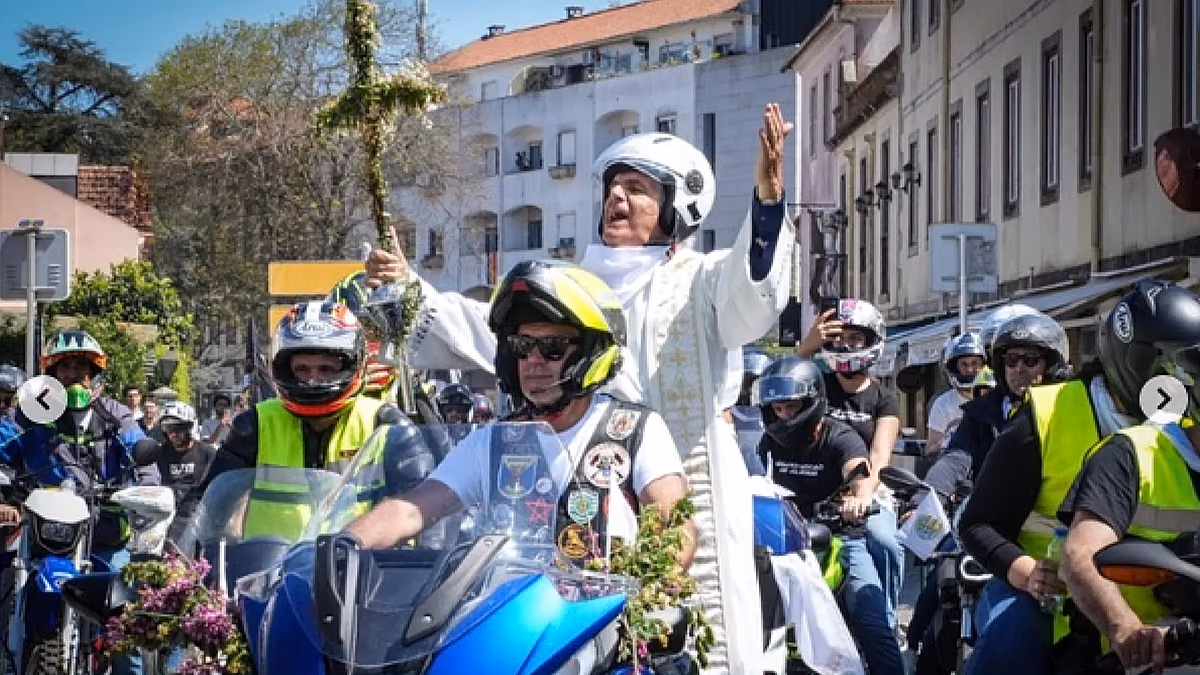 Motorosok százai csatlakoznak a portugál paphoz a kerekeken ülő húsvéti ünnepségen