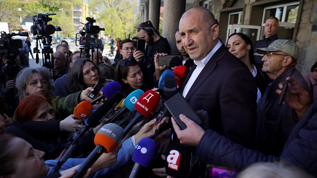 Rumen Radev nyer Bulgáriában, és azt állítja, hogy Európa „erkölcsi vezetőként való fellépésre irányuló törekvésének áldozata”.
