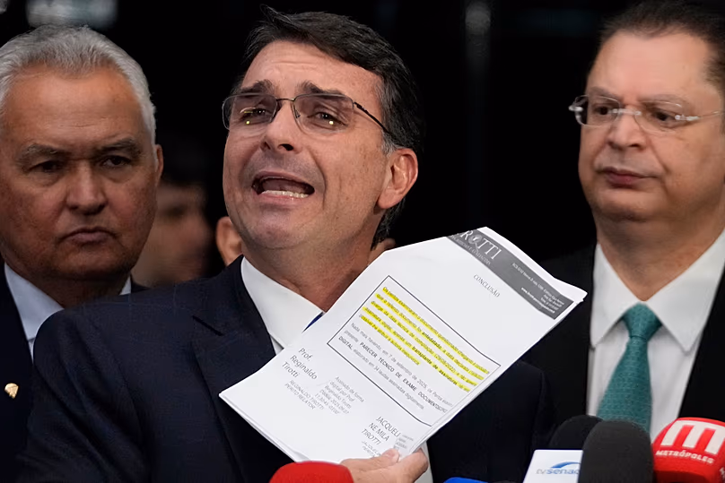 Flavio Bolsonaro szenátor, Jair Bolsonaro volt elnök fia, egy sajtótájékoztatón beszél apja peréről Brazíliában, 2025. szeptember 9-én, kedden.