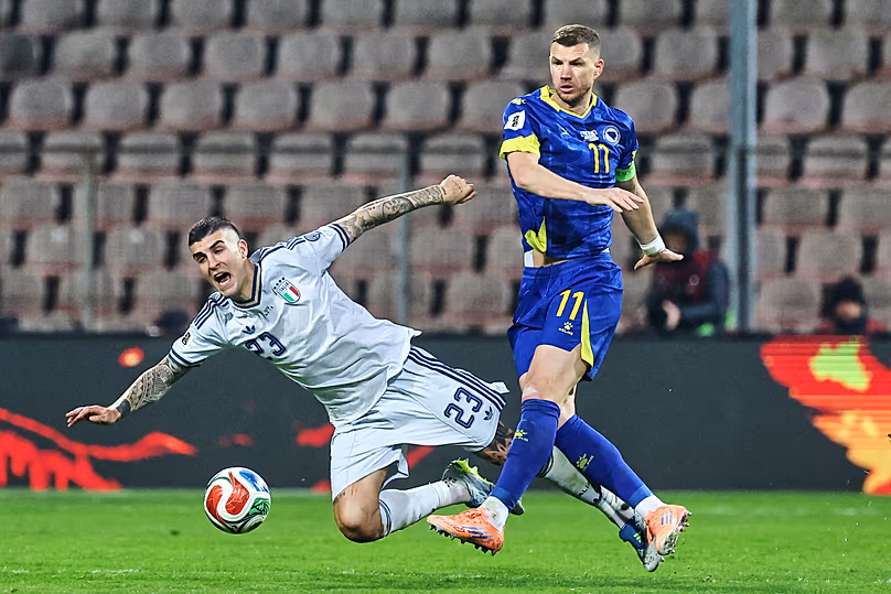 Az olasz Gianluca Mancini balra és a bosnyák Edin Dzeko csatázik a labdáért a világbajnoki selejtező rájátszásának utolsó labdarúgó-mérkőzésén Bosznia–Olaszország között Zenicában, 31 M
