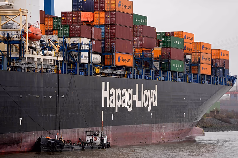 A Hapag-Lloyd „Chacabuco” monroviai konténerhajó kiköt Hamburgban, 2023. március 31-én