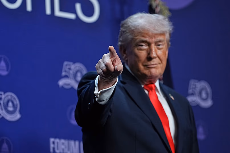 Donald Trump amerikai elnök beszédet mond a floridai West Palm Beach-i Raymond F. Kravis Előadóművészeti Központban 2026. május 1-én, pénteken