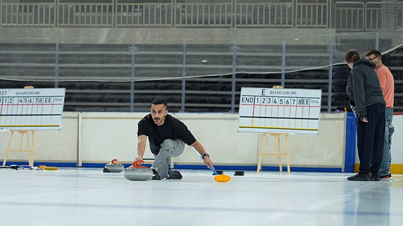 Curling edzés a 2026-os téli sportok fejlesztési programjának indulásakor Dohában.