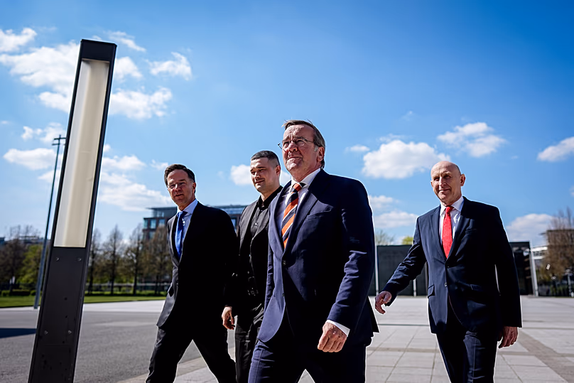 Boris Pistorius német védelmi miniszter Mark Rutte NATO-főkapitány, brit és ukrán kollégákkal sétál a Szövetségi Védelmi Minisztérium előtt Berlinben, 2026. április 15-én.