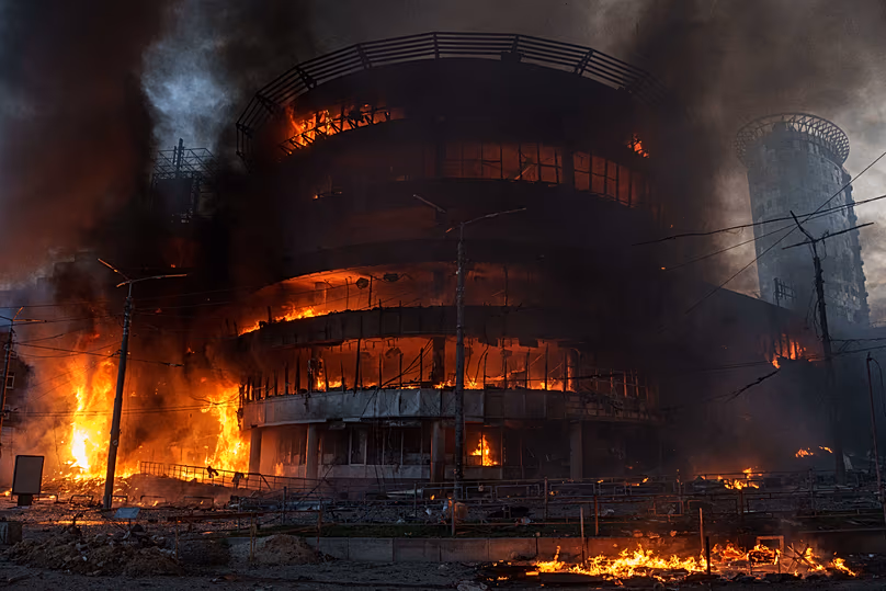 Kiégett egy kereskedelmi központ a Kijev elleni orosz sztrájk után, 2026. május 24-én