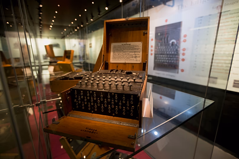 Egy Enigma gépet mutatnak be a Bletchley Park Múzeumban, Bletchley városában, 2015. január 15-én