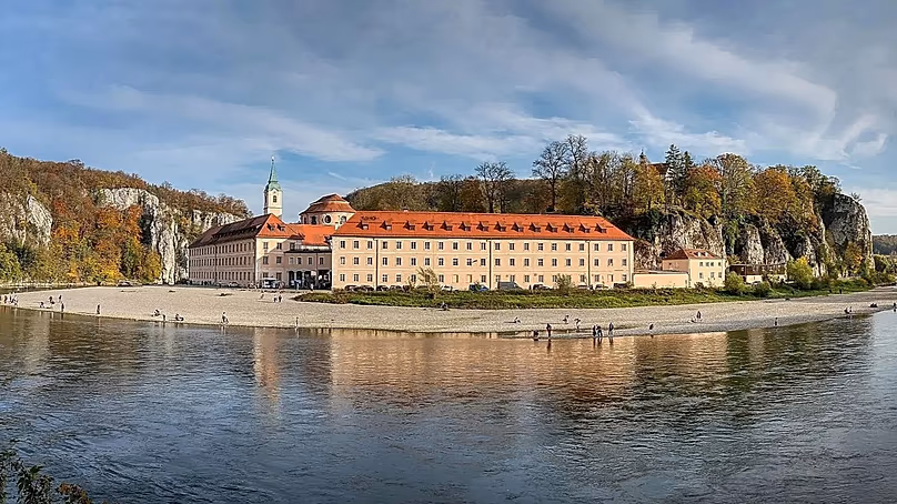 A Weltenburgi apátság idilli környezetben, közvetlenül a víz mellett, a Duna-szoros fölött található.