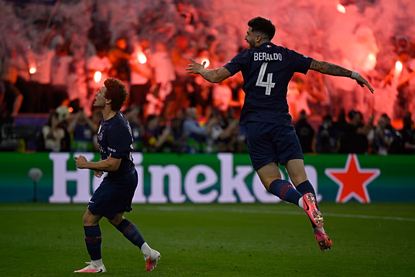 A PSG játékosai büntetőpárbaj után ünnepelnek a labdarúgó Bajnokok Ligája döntőjének végén