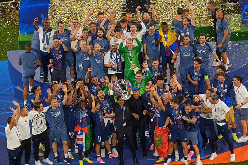 A PSG tulajdonosa, Nasser bin Ghanim Al-Khelaifi emelte fel a trófeát, miután legyőzte az Arsenalt