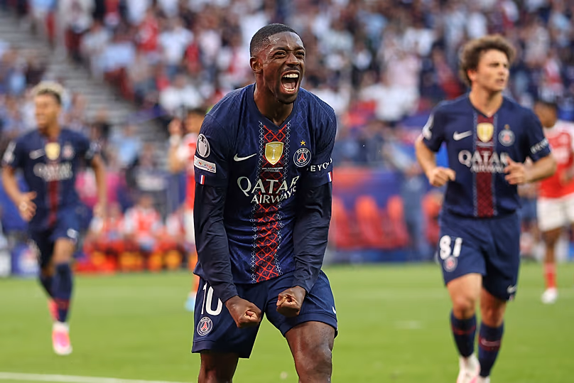 Ousmane Dembele, a PSG játékosa ünnepel, miután gólt szerzett egy büntetőből