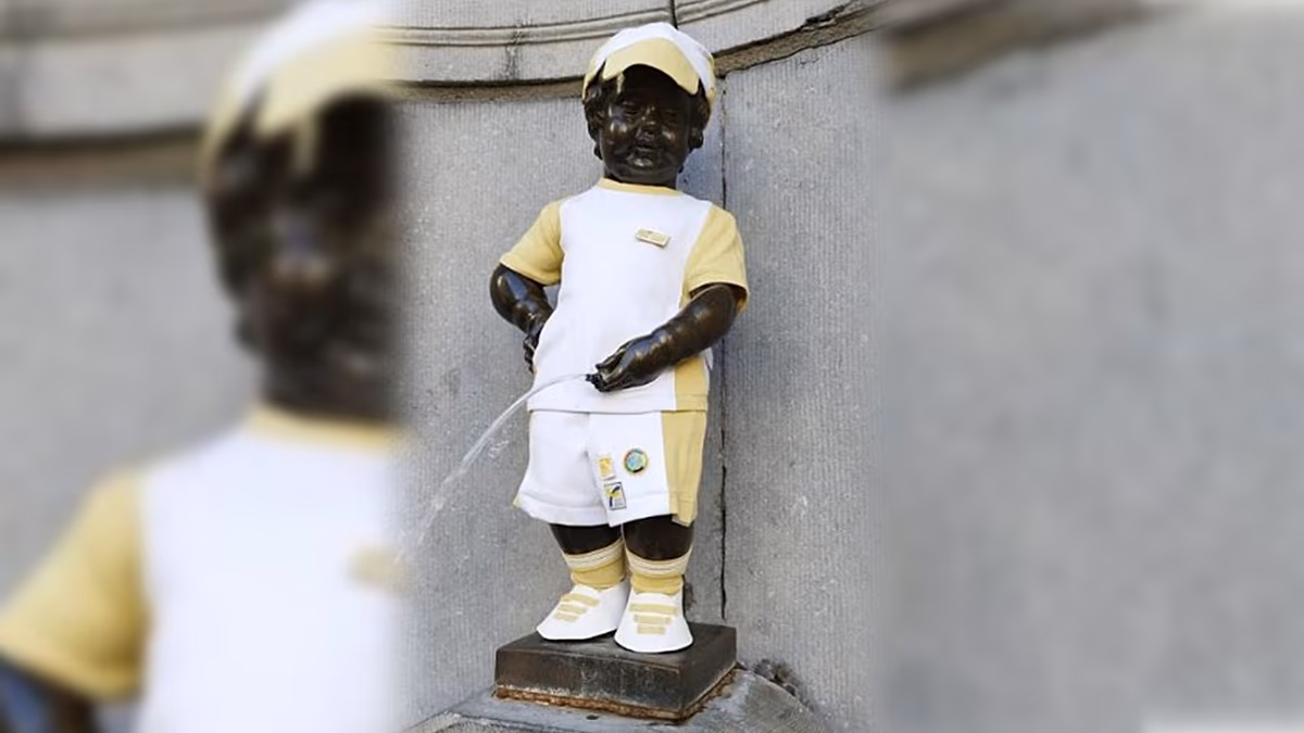A brüsszeli Manneken Pis sportos