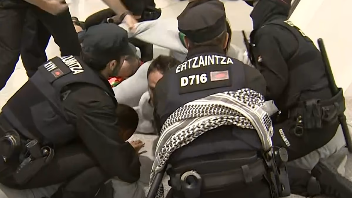 A gázai flottilla aktivistáinak rendőri erőszakkal kellett szembenézniük, amikor visszatértek Spanyolországba. Izrael: „Ez képmutatás”