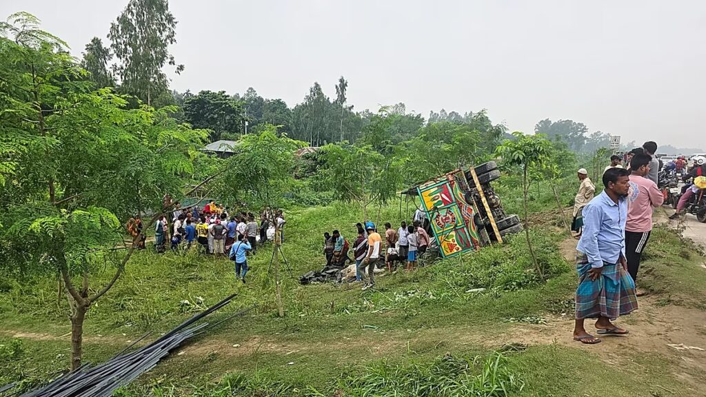Felborult egy teherautó Banglades központjában, legalább 15 ember meghalt és 10 megsebesült
