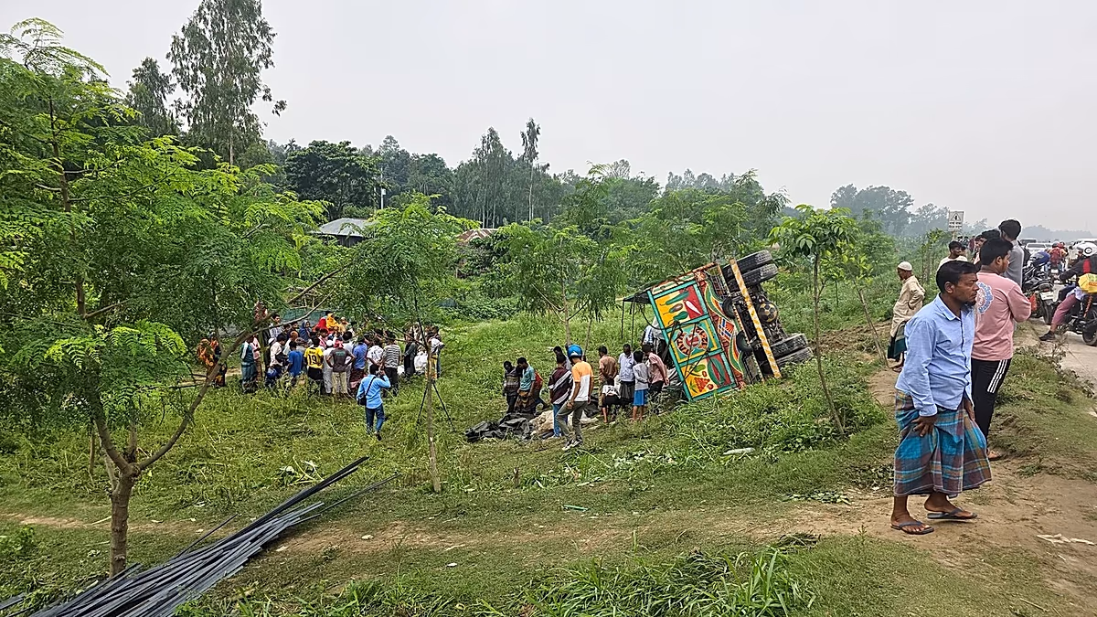 Felborult egy teherautó Banglades központjában, legalább 15 ember meghalt és 10 megsebesült