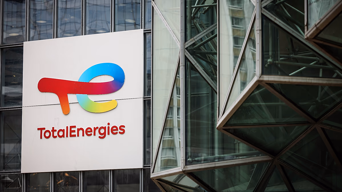 Francia gazdák trágyát dobnak ki a TotalEnergies finomítójába, tiltakozva az üzemanyagárak ellen