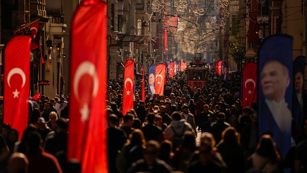 Török turisták özönlenek Görögországba, mivel az emelkedő költségek kiszorítják a görögöket Törökországból