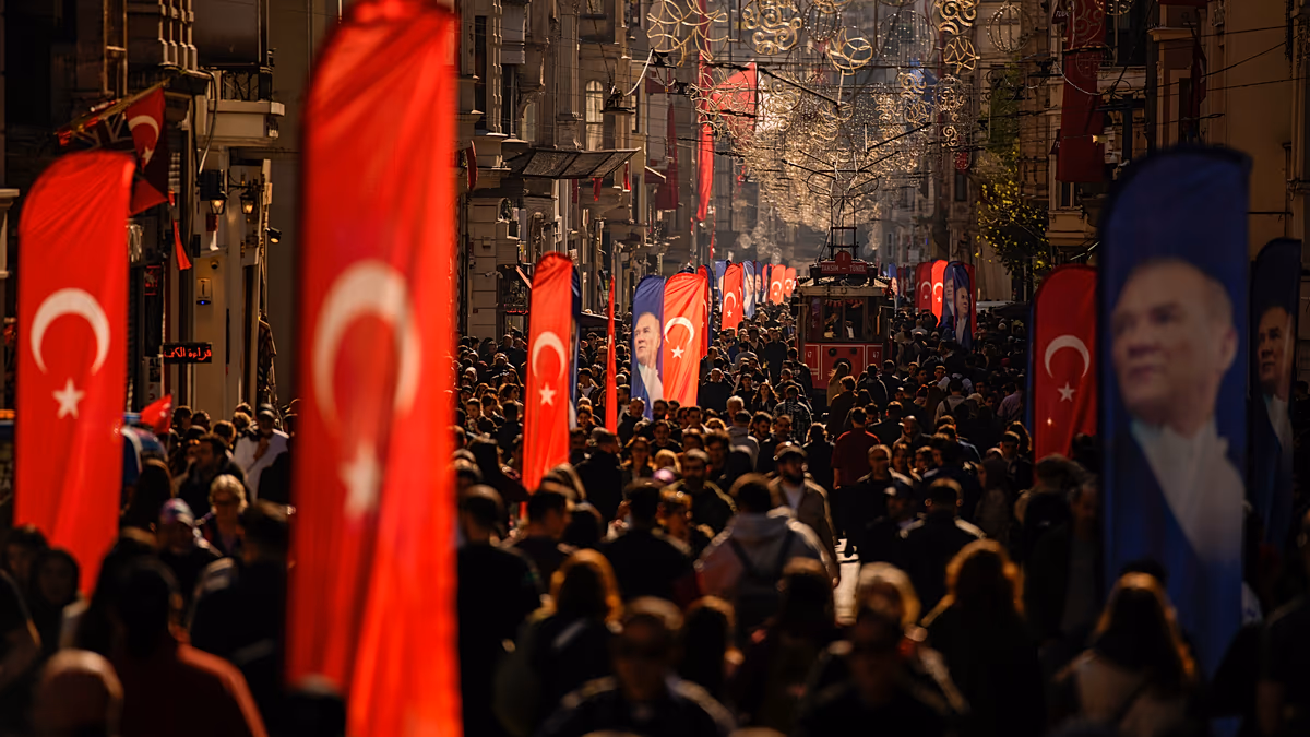 Török turisták özönlenek Görögországba, mivel az emelkedő költségek kiszorítják a görögöket Törökországból