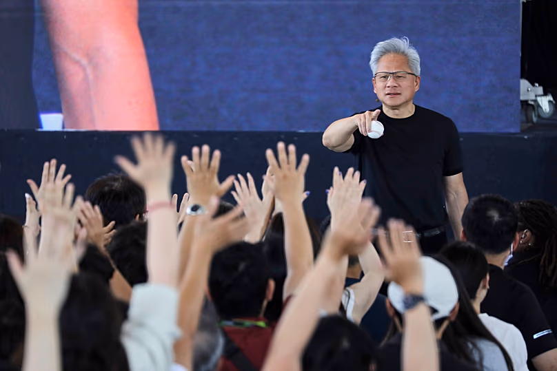 Az Nvidia vezérigazgatója, Jensen Huang ujjong az alkalmazottakkal a tajvani "Constellation" tajvani főhadiszállásának építkezésén, a tajvani Tajpejben.