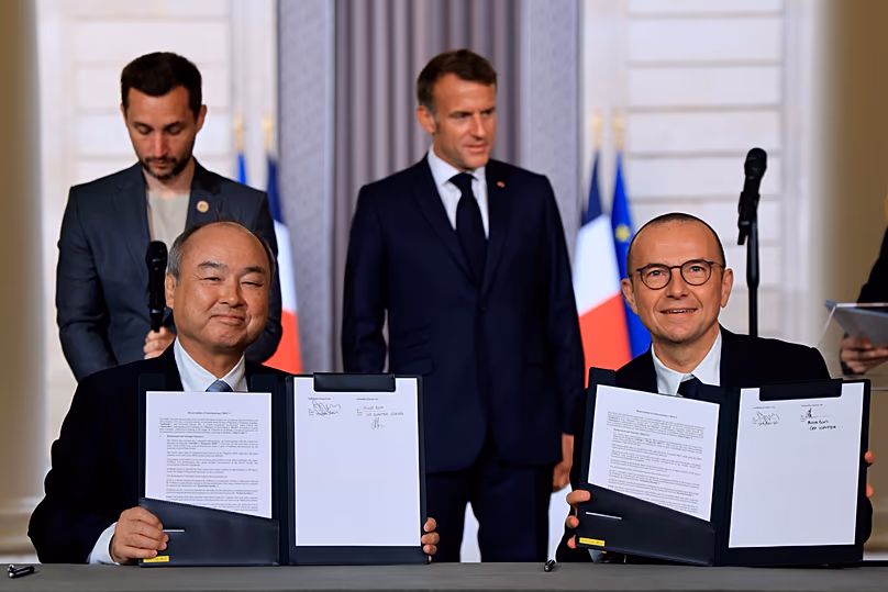 Emmanuel Macron francia elnök végignézi, amint a Schneider Electric vezérigazgatója és a SoftBank Group Corp. vezérigazgatója megállapodásokat ír alá Párizsban, 2026. június 1-jén