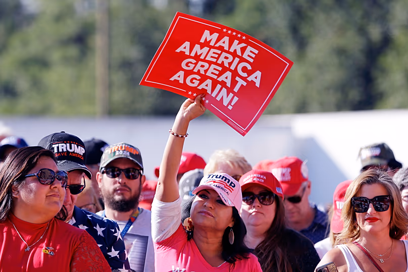 Egy résztvevő MAGA-táblát tart fel, miközben a tömeg Donald Trumpra vár, 2023. november 2-án Houstonban. (AP Photo/Michael Wyke)