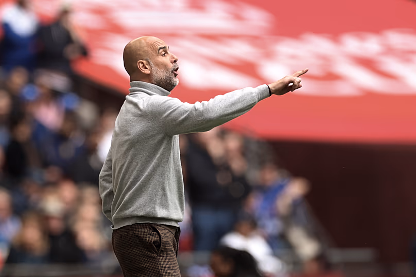 A Manchester City vezetőedzője, Pep Guardiola utasításokat ad játékosainak a Chelsea–Manchester City londoni FA-kupa-döntő során, 2026. május 16-án.