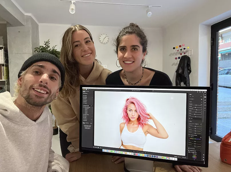 Rubén Cruz és Diana Núñez, az Aitana tervezői, valamint Sofía Novales, közösségi média menedzser.