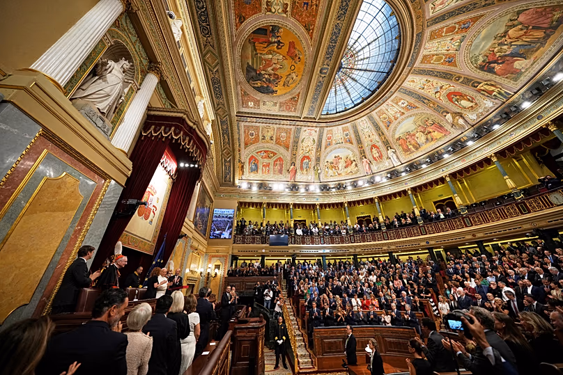 XIV. Leó pápa a spanyol parlament tagjaival találkozik a madridi képviselők kongresszusán, 2026. június 8-án