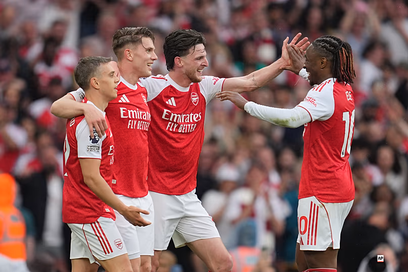 Viktor Gyoekeres, az Arsenal játékosa Declan Rice-szel, Leandro Trossarddal és Eberechi Ezével ünnepel gólt a Fulham elleni Premier League-mérkőzésen Londonban, Angliában, 2026. május 2-án.