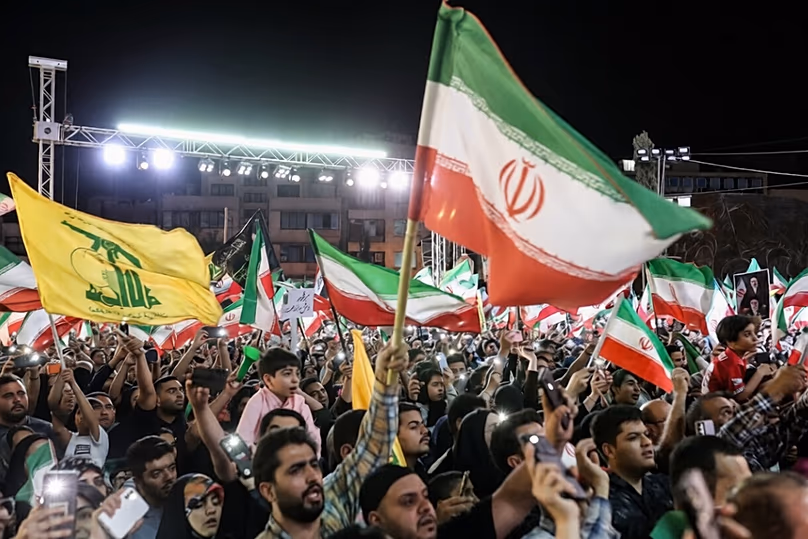 A libanoni Hezbollah zászlókat látták az iráni labdarúgó-válogatott fogadásán Teheránban, 2026. május 14-én