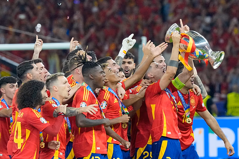 A spanyol játékosok a trófeával ünnepelnek, miután 2024. július 14-én Berlinben megnyerték a 2024-es UEFA Európa-bajnokság döntőjét Anglia ellen.