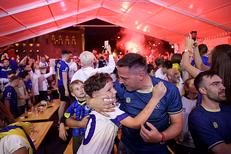 A bosnyák rajongók egy rajongói fesztiválon ünnepelnek Szarajevóban, 2026. június 12-én
