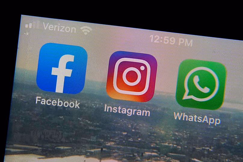 A Facebook, az Instagram és a WhatsApp mobiltelefon-alkalmazások logói New Yorkban fényképezve, 2021. október 5-én