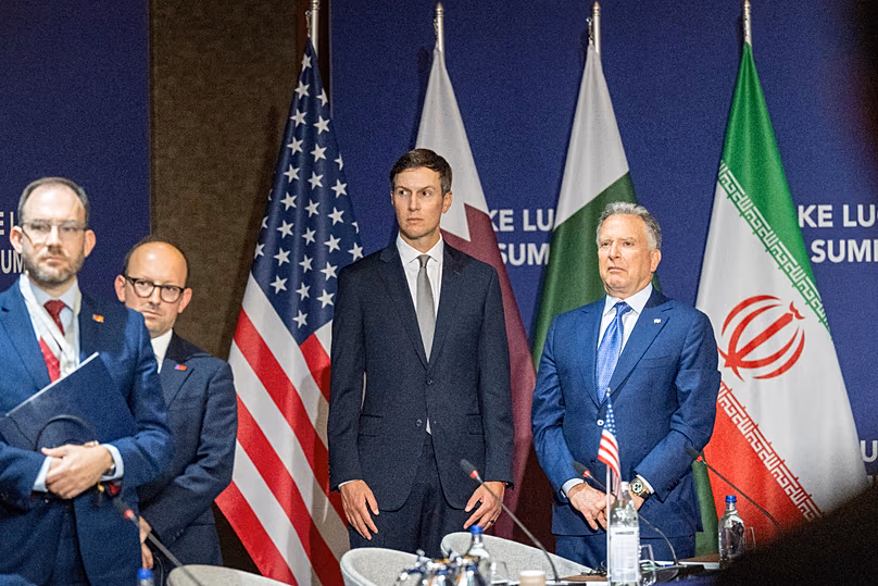 Trump küldöttei, Jared Kushner és Steve Witkoff a Luzerni-tó csúcstalálkozóján, a svájci Luzern melletti Buergenstock üdülőhelyen, 2026. június 21-én, vasárnap.