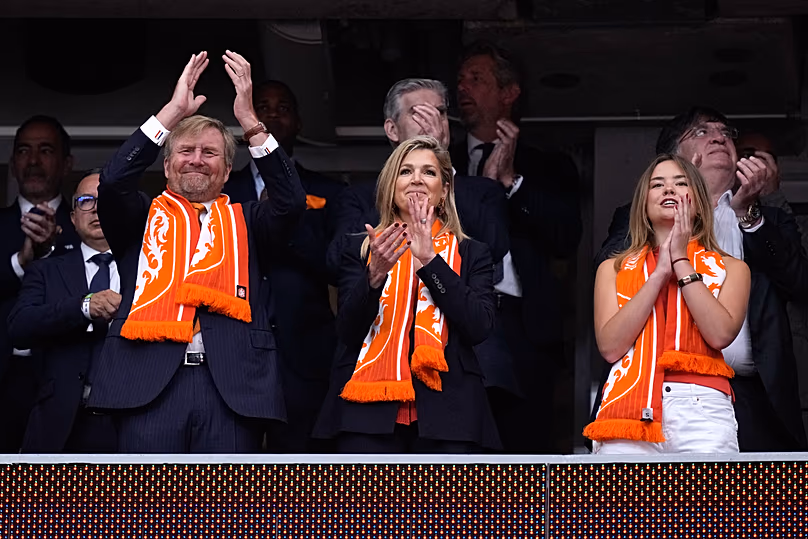 Willem-Alexander király, Maxima királynő és Ariane holland hercegnő a Hollandia–Svédország vb-mérkőzésen Houstonban, 2026. június 20-án, szombaton. 