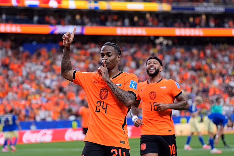A holland Crysencio Summerville ünnepel, miután megszerezte csapata ötödik gólját a svédek elleni vb-mérkőzésen Houstonban, 2026. június 20-án, szombaton. 
