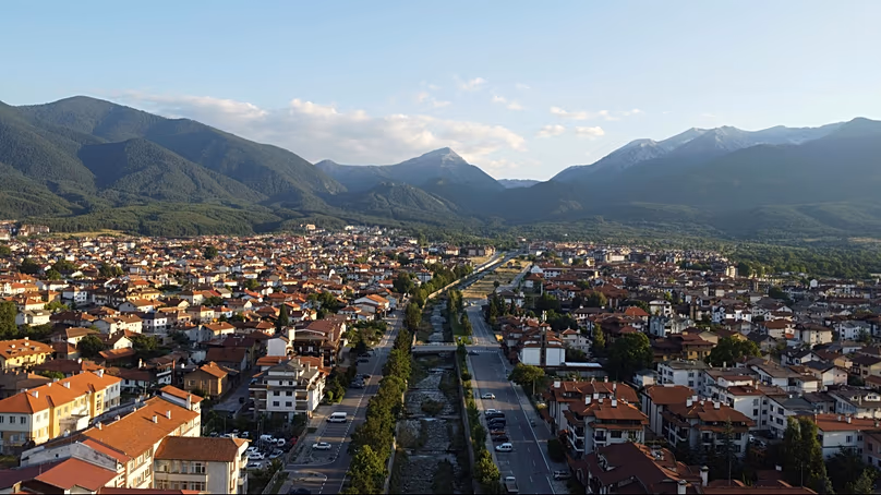 Banskót csúcsok és meleg források veszik körül 