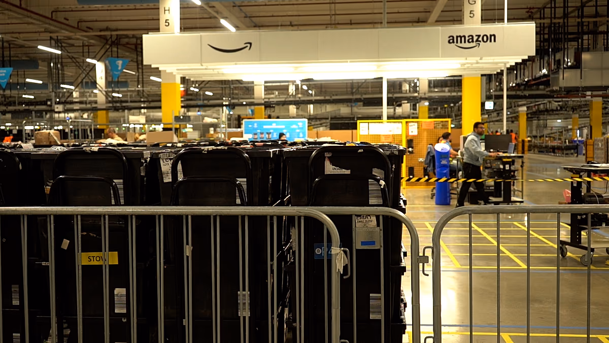 Az Amazon legforgalmasabb európai raktárában, ahol robotok, lézerek és emberek szállítják a jövőt