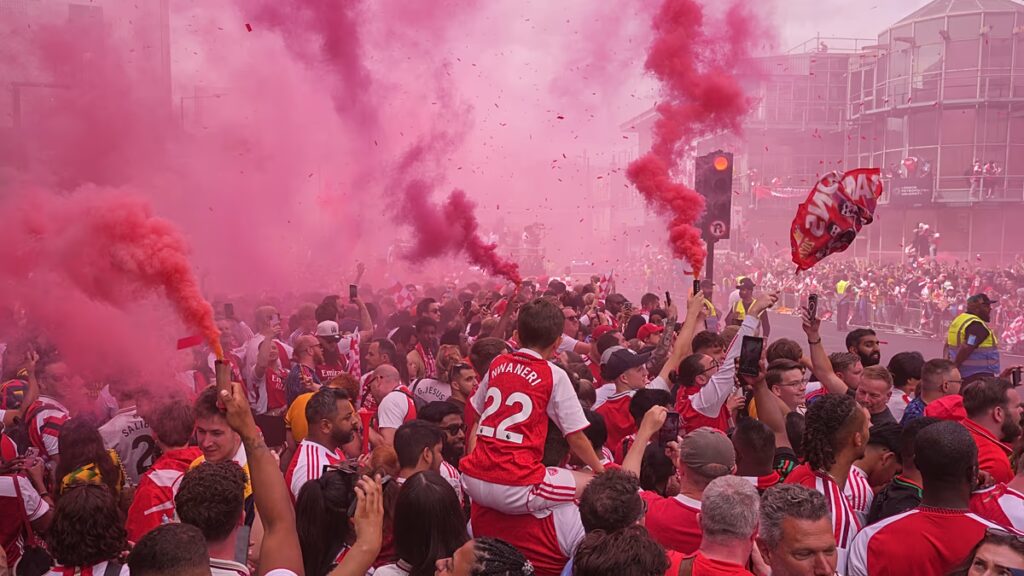 Az Arsenal-szurkolók London utcáin tolonganak a győzelmi parádén