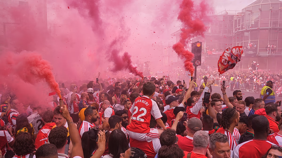 Az Arsenal-szurkolók London utcáin tolonganak a győzelmi parádén