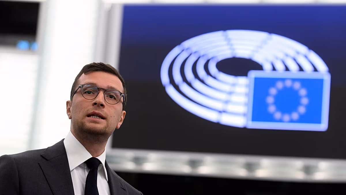 Az ügyészek Európa-szerte tartanak razziákat egy megszűnt szélsőjobboldali uniós csoport pénzeszközökkel való visszaélés miatt.