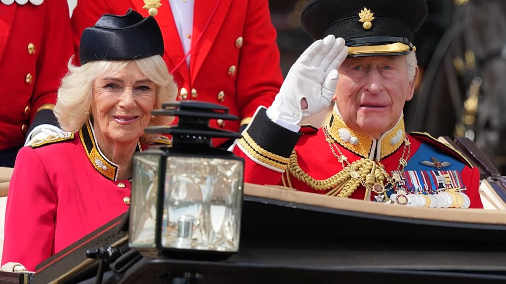 Ezrek gyűlnek össze Londonban, hogy megünnepeljék a Trooping the Color-t