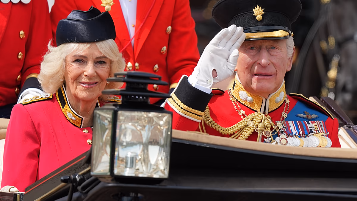 Ezrek gyűlnek össze Londonban, hogy megünnepeljék a Trooping the Color-t