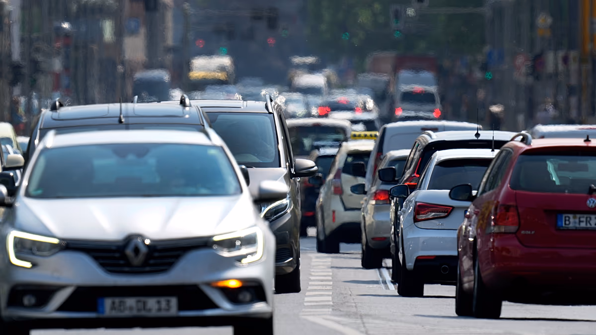 Hét uniós ország arra készteti Brüsszelt, hogy álljon ellen az autók károsanyag-kibocsátási célkitűzéseinek további gyengítésének