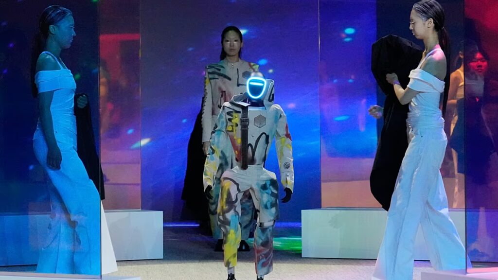 Humanoid robotok csatlakoznak modellekhez a szöuli divatbemutatón
